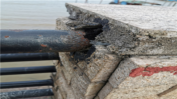 鐵質護欄生銹斷裂污染環境